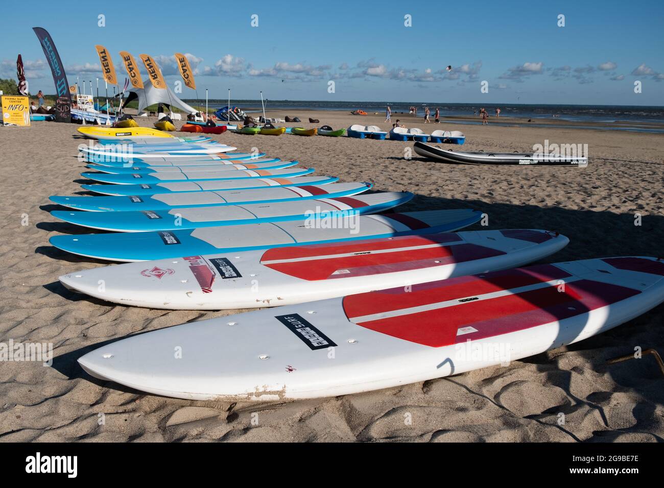 Pärnu, Estonie - 11 juillet 2021: Location de matériel de surf au centre de surf d'Aloha sur la plage de Pärnu. Banque D'Images