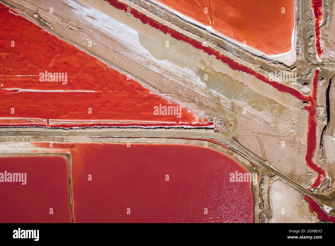 Vue aérienne en haut vers le bas des réservoirs de sel à Walvis Bay en Namibie, Afrique du Sud-Ouest. Banque D'Images