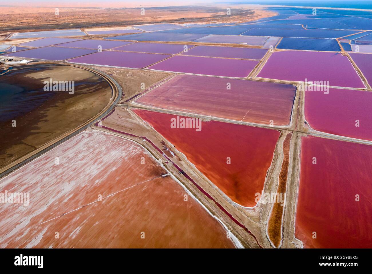 Vue aérienne des salines à Walvis Bay, en Namibie, dans le sud-ouest de l'Afrique. Banque D'Images