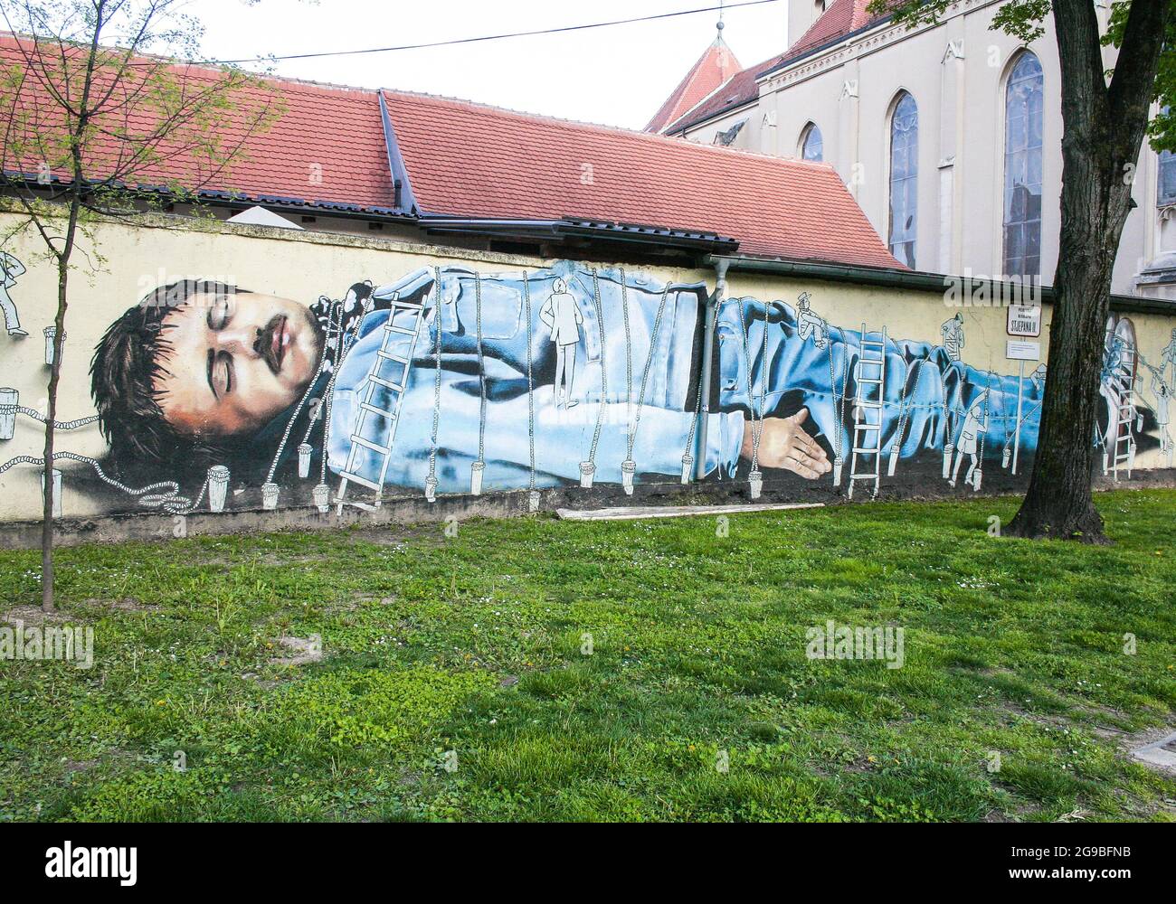 Zagreb, Croatie, Republika Hrvatska, Europe. Le parc de l'évêque Stephen II (Perivoj Biskupa Stjepana II). Une murale qui dépeint le Gulliver allongé, attaché par les Lilliputiens!. Les auteurs sont les artistes du collectif créatif Pimp my Pump, fin du XIXe siècle. Banque D'Images