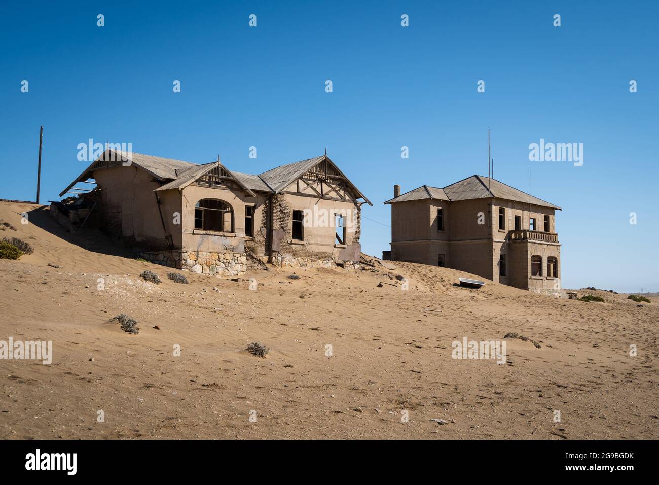 Bâtiments abandonnés à Kolmanskop, une ville fantôme près de Luderitz dans le désert du Namib, Namibie, Afrique du Sud-Ouest. Banque D'Images