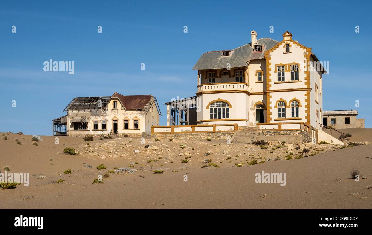 Des bâtiments abandonnés à Kolmanskop, une ville fantôme près de Luderitz dans le désert du Namib, en Namibie. Banque D'Images