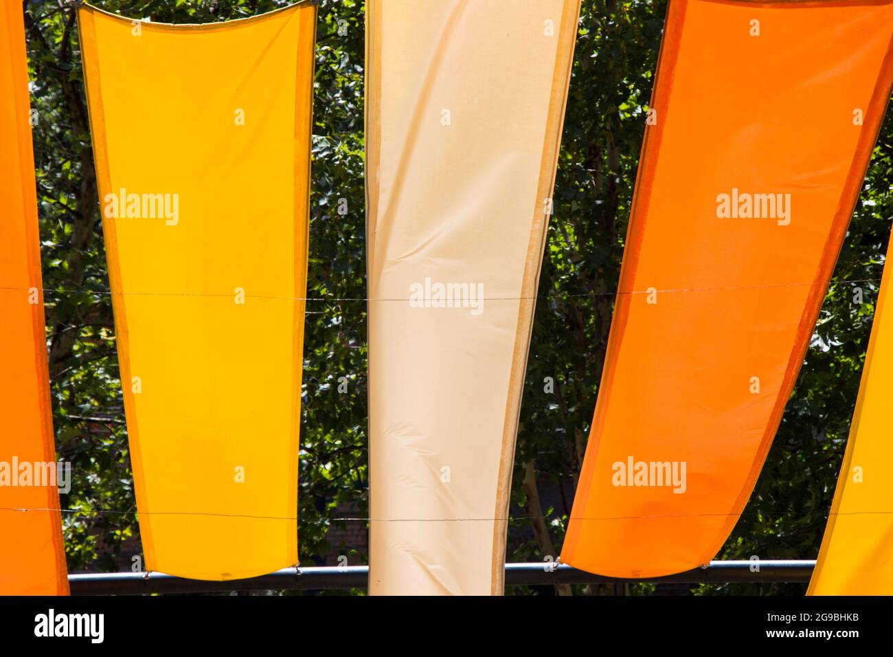 Tissu rouge, orange et rouge dans le parc Banque D'Images
