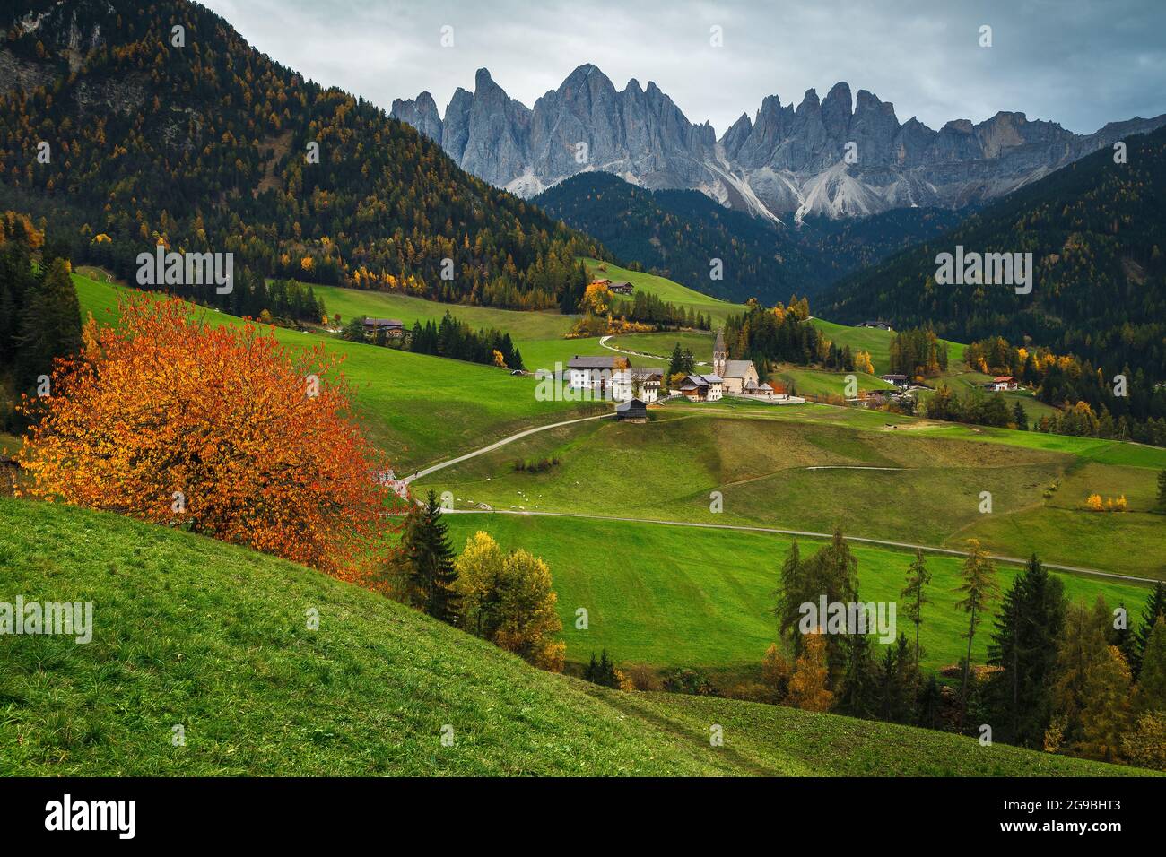 L'un des plus beaux lieux alpins du monde, le village de Santa Maddalena avec de superbes montagnes des Dolomites en arrière-plan, Val di Funes Valley, Tre Banque D'Images