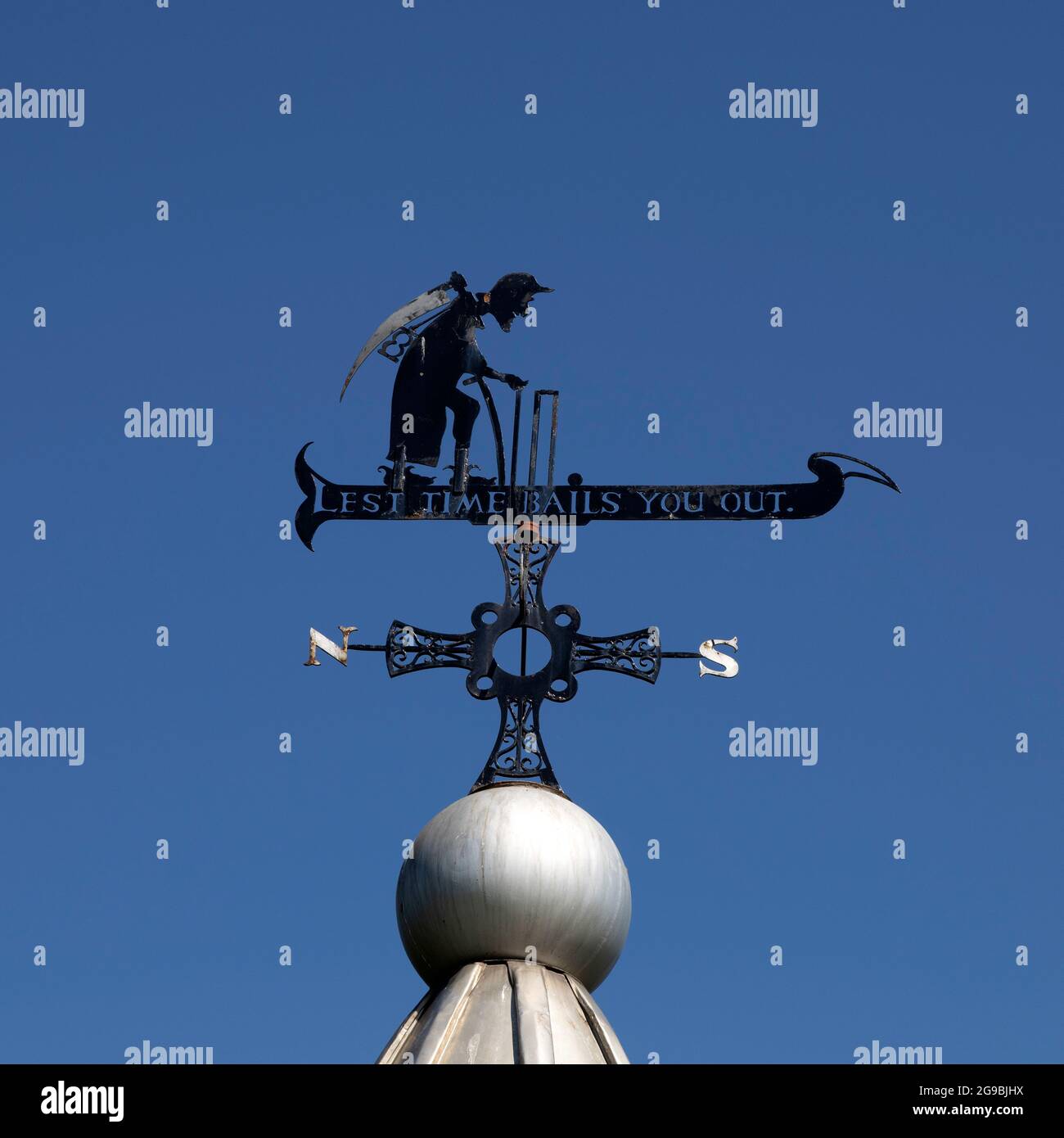 Weathervane portant les mots « Lest Time vous sort » au-dessus d'un kiosque à Durham, en Angleterre. La figure représente le temps du Père avec un scythe. Banque D'Images