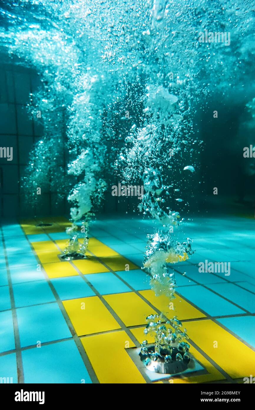 de nombreux jets de jacuzzi avec bulles d'air sous l'eau dans le spa de la piscine. Détente, massage au jet d'eau et relaxation dans la piscine spa de l'hôtel Banque D'Images