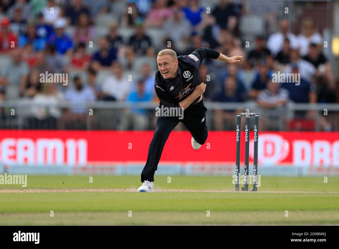 Matt Parkinson bowling pour les originaux de Manchester Banque D'Images