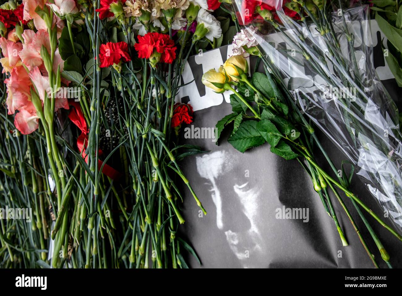 Moscou, Russie. 25 juillet 2021 l'affiche de la pièce 'Hamlet' du Théâtre Taganka avec un portrait de Vladimir Vysotsky sur la tombe de l'acteur et poète au cimetière de Vagankovsky à Moscou Banque D'Images