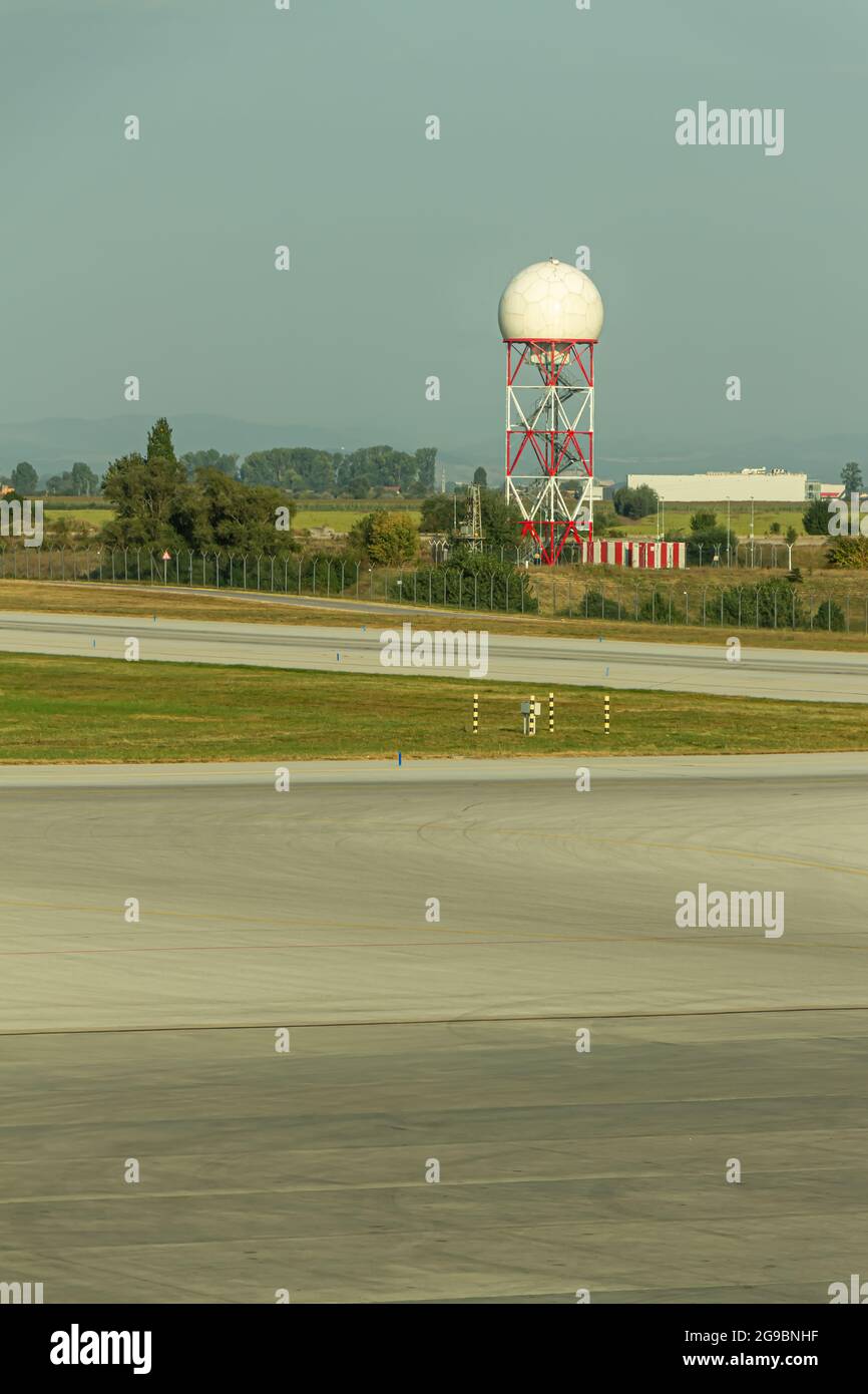Sofia, Bulgarie - 02 septembre 2018 : complexe radar de l'aéroport de Sofia, LSF, SOF Banque D'Images