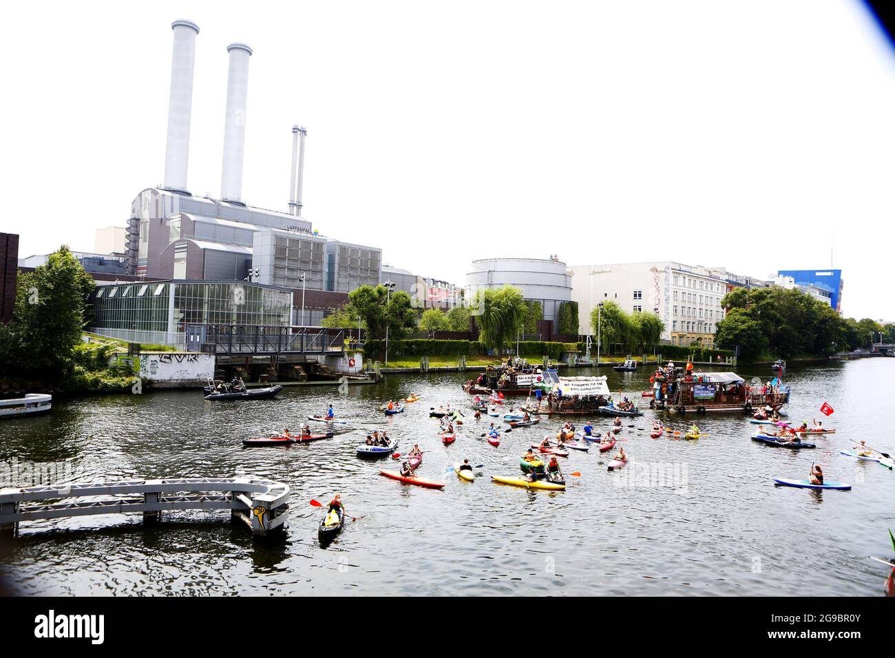 Berlin, Allemagne. 25 juillet 2021. Manifestation de l'Alliance à Berlin : « climat et bateau ». Démonstration climatique pour une sortie plus rapide du charbon et contre le gaz naturel comme technologie de pont pour la transition énergétique. Pour la neutralité climatique la plus rapide possible. (Photo de Simone Kuhlmey/Pacific Press) crédit: Pacific Press Media production Corp./Alay Live News Banque D'Images
