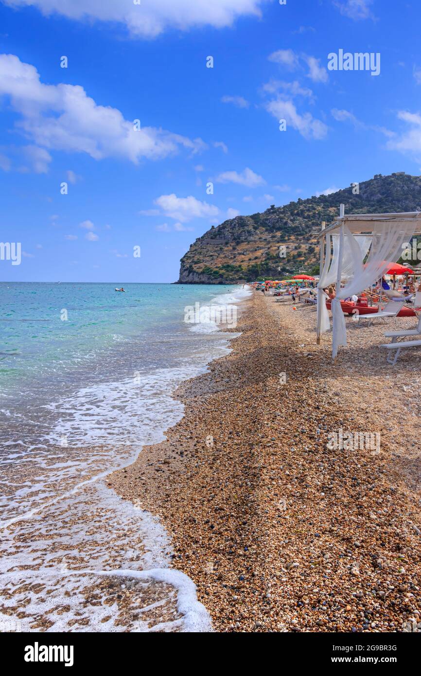 Les plus belles plages de Puglia en Italie: Piana di Mattinata Beach est une plage de galets typique sur le promontoire Gargano. Banque D'Images