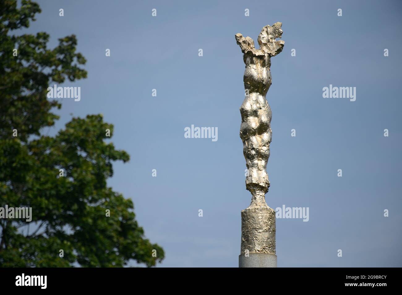 Potsdam, Allemagne. 25 juillet 2021. La sculpture « Nike 89 » de Wieland Förster se trouve près du pont Glienicke sur une colonne de granit. La sculpture en bronze a été érigée en 10.11.1999. Credit: Soeren Stache/dpa-Zentralbild/dpa/Alay Live News Banque D'Images