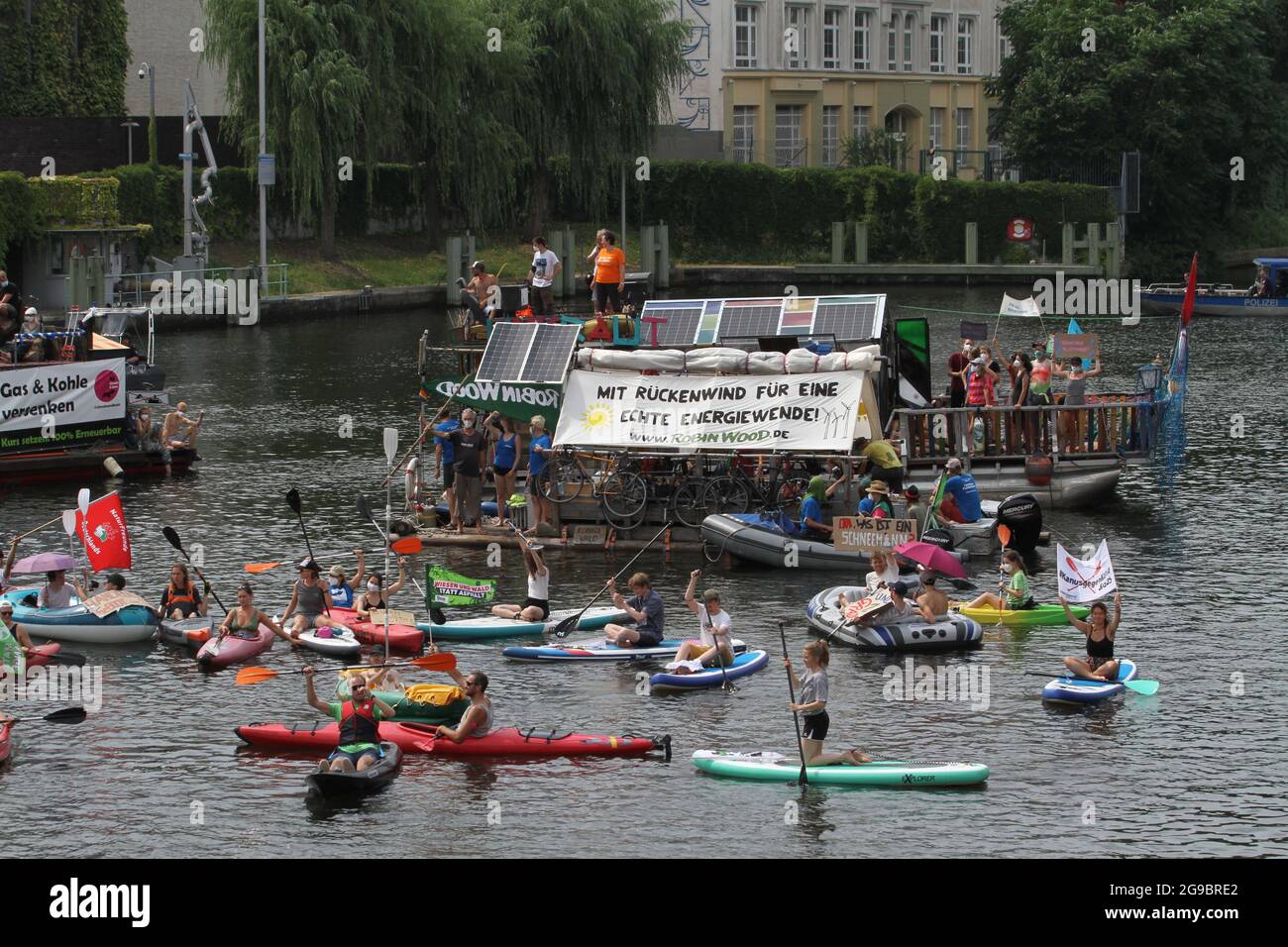 Berlin, Allemagne. 25 juillet 2021. Manifestation de l'Alliance à Berlin : « climat et bateau ». Démonstration climatique pour une sortie plus rapide du charbon et contre le gaz naturel comme technologie de pont pour la transition énergétique. Pour la neutralité climatique la plus rapide possible. (Photo de Simone Kuhlmey/Pacific Press) crédit: Pacific Press Media production Corp./Alay Live News Banque D'Images
