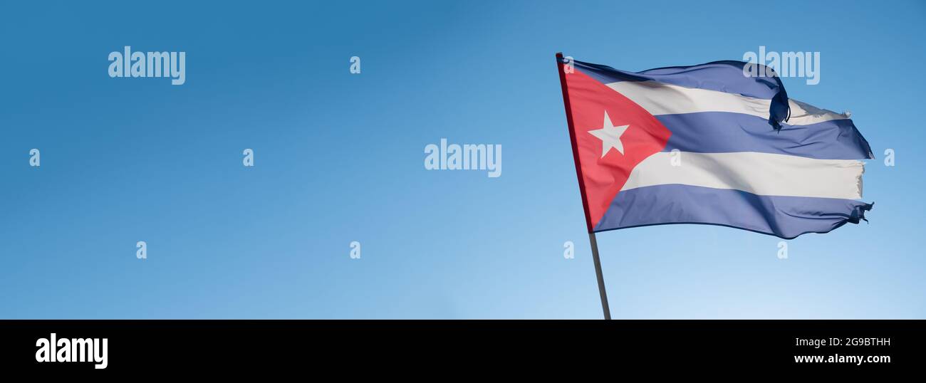Drapeau de Cuba sur fond bleu ciel. Espace de copie vide. Drapeau cubain agitant dans le vent Banque D'Images
