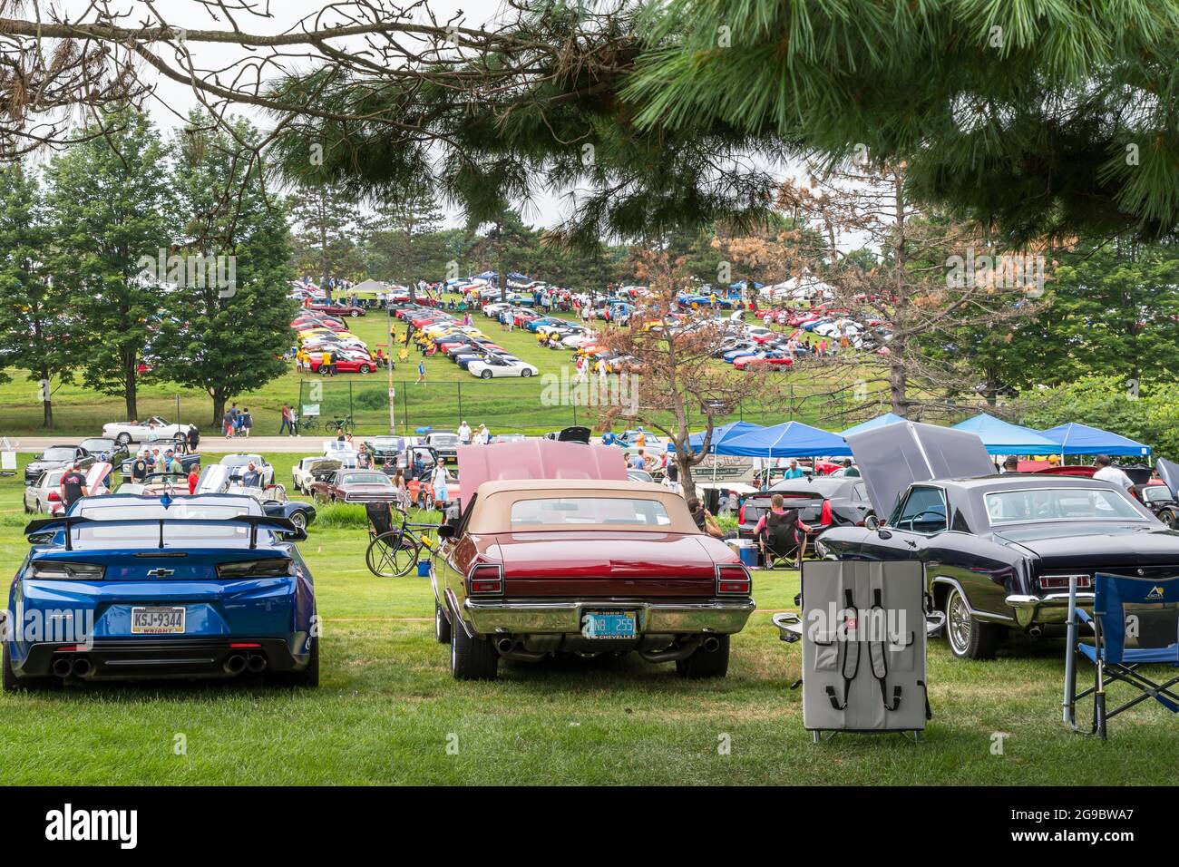 Des voitures exposées au Grand Prix d'époque de Pittsburgh avec des personnes qui les admirent à Pittsburgh, Pennsylvanie, États-Unis Banque D'Images