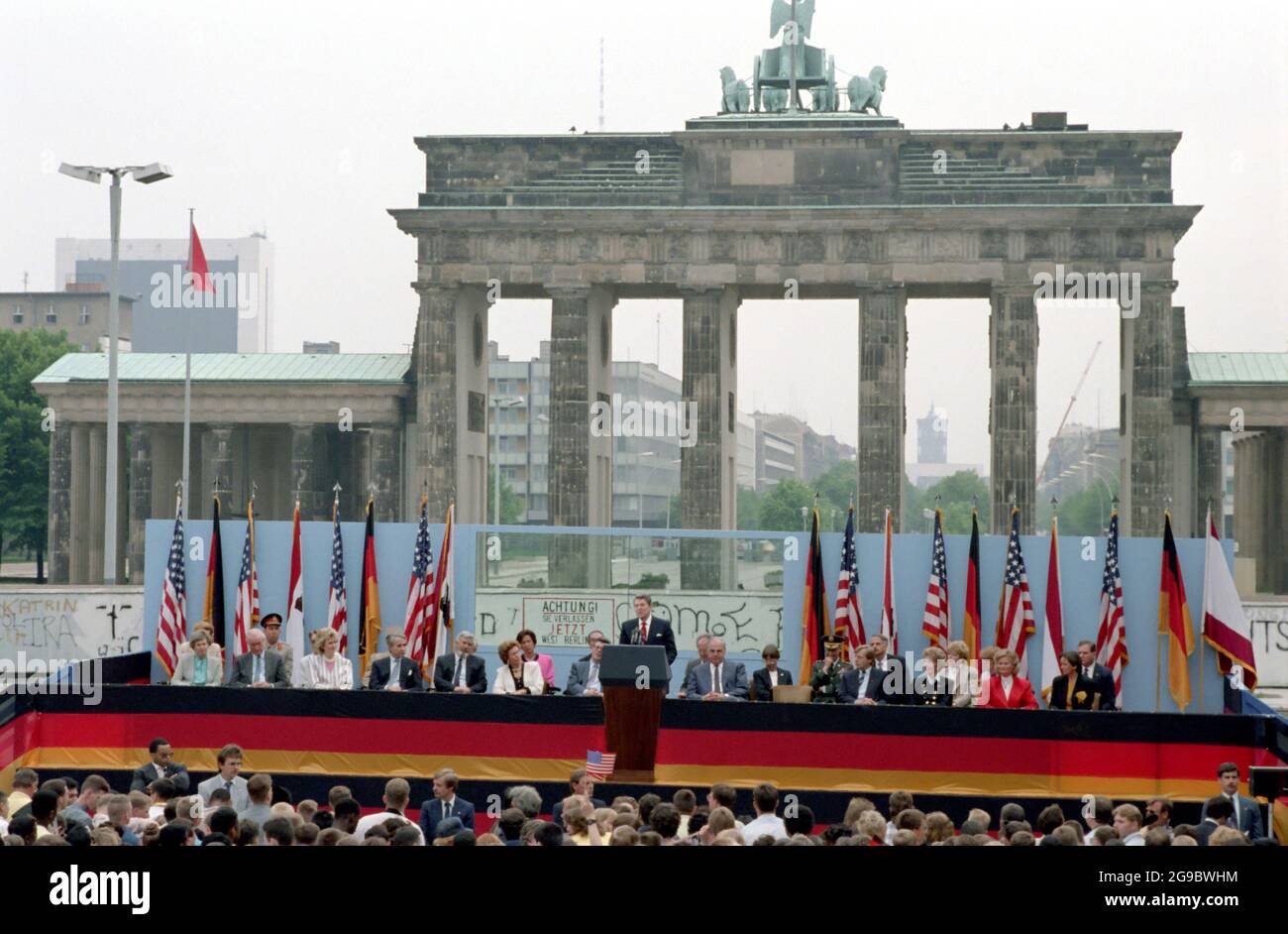 Le président Reagan prononcera son discours sur le mur de Berlin à la porte de Brandebourg à Berlin-Ouest 6/12/1987 Banque D'Images