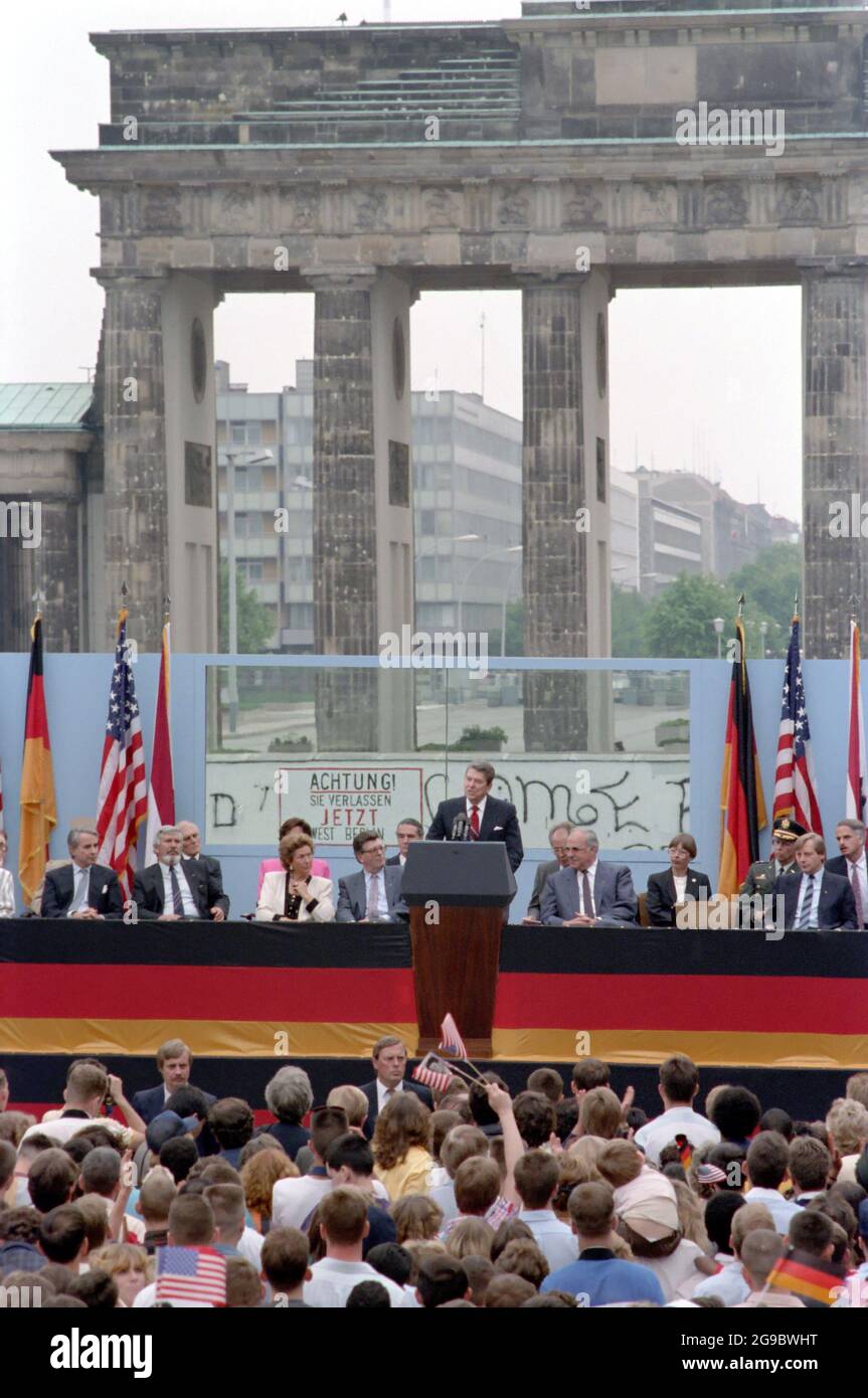 Le président Reagan prononcera son discours sur le mur de Berlin à la porte de Brandebourg à Berlin-Ouest 6/12/87 Banque D'Images