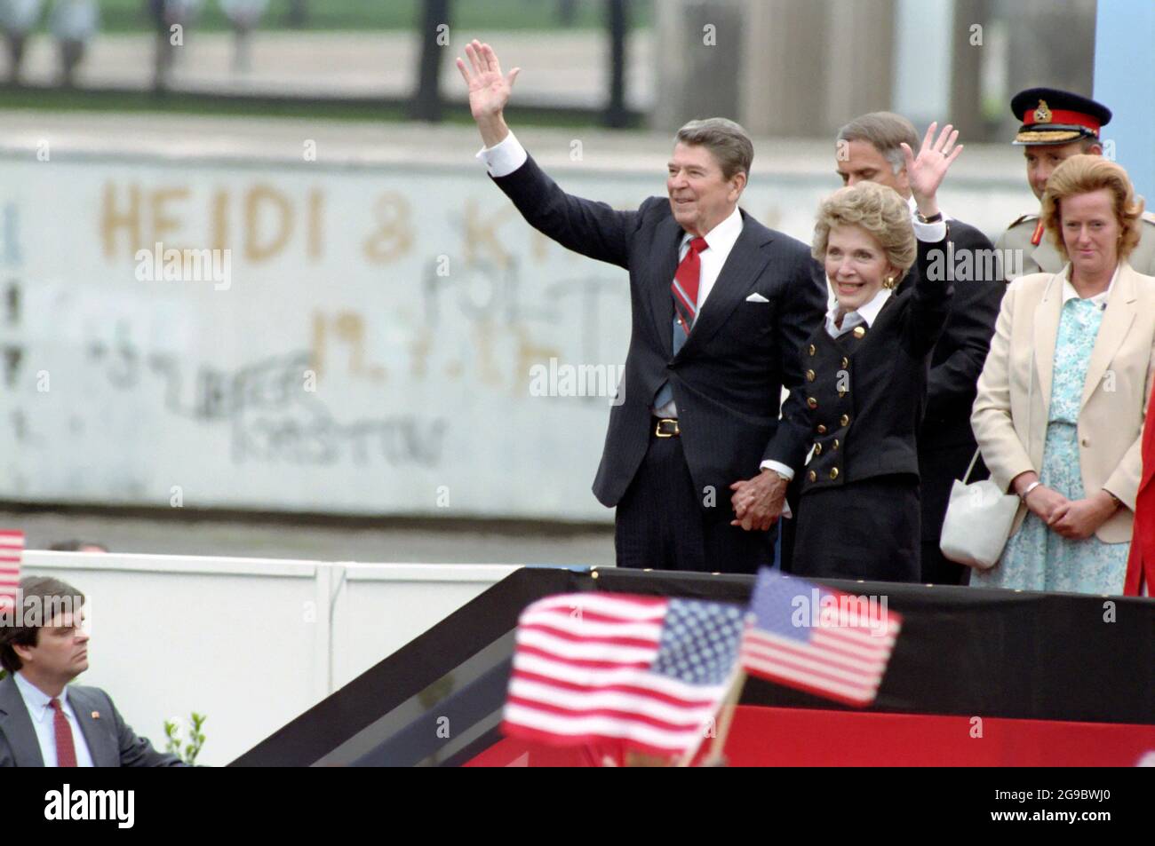 Le président Reagan et Nancy Reagan sont en train de partir après des remarques à la porte de Brandebourg du mur de Berlin - 6/12/1987 Banque D'Images