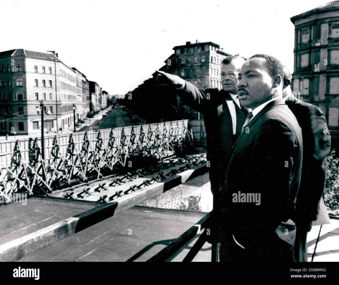 Allemagne, Berlin -- Dr. Martin Luther King à la frontière du secteur soviétique du mur dans la Bernauer Strasse. Herr Werner Steltzer, directeur du Centre d'information de Berlin, indique des points d'intérêt, 1964 Banque D'Images
