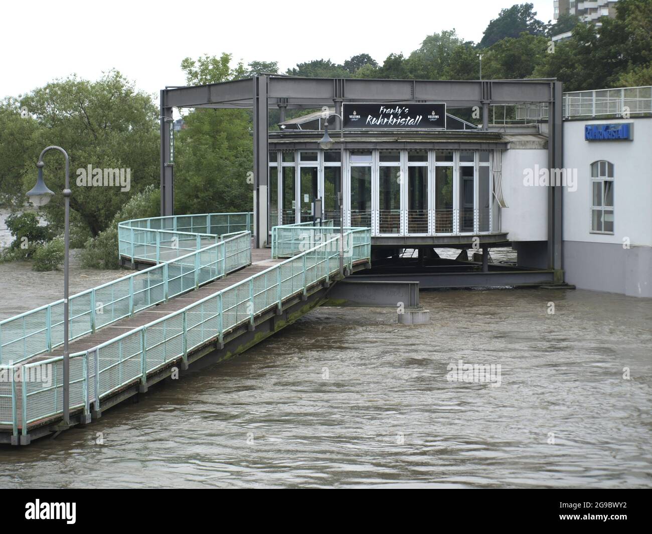 MUELHEIM AN DER RUHR, ALLEMAGNE - 15 juillet 2021 : inondation de la rivière Ruhr à proximité d'un bâtiment à Muelheim, Allemagne Banque D'Images