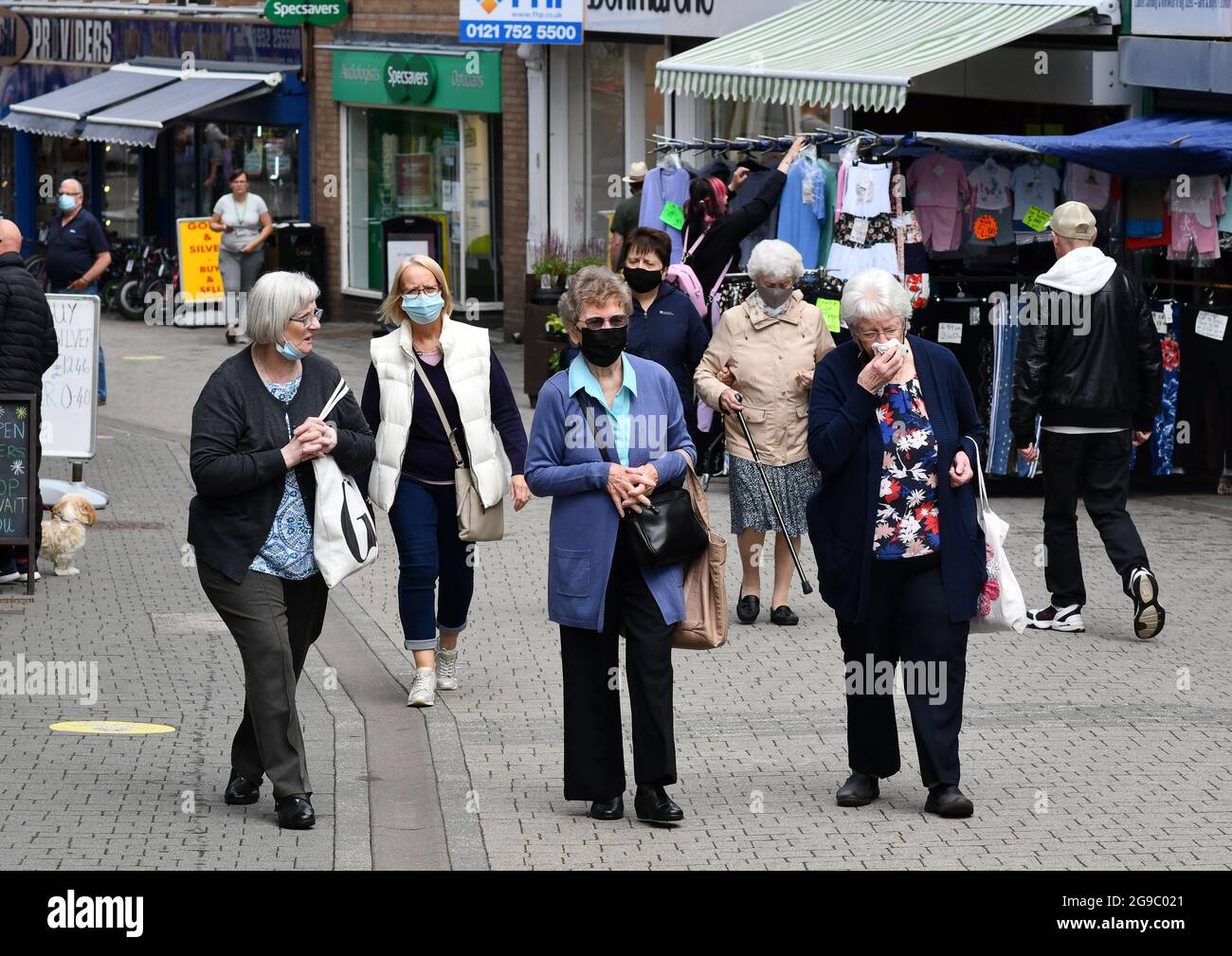 Les femmes font du shopping en portant des masques de visage Covid facemask dans la principale rue commerçante de Wellington, Telford, Shropshire, masque facial masques coronavirus covid Banque D'Images