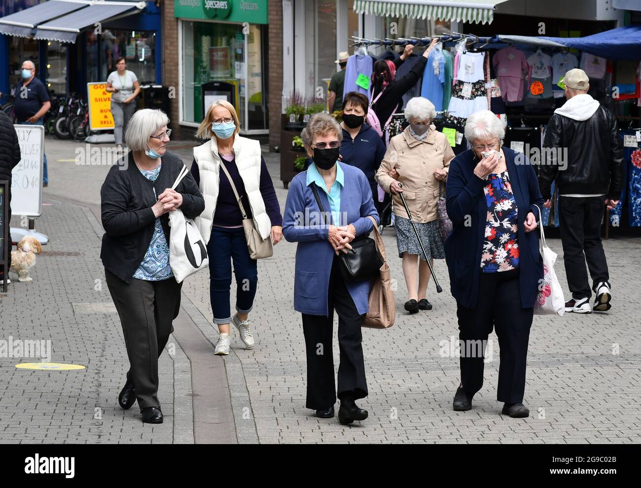 Les femmes font du shopping en portant des masques de visage Covid facemask dans la principale rue commerçante de Wellington, Telford, Shropshire, masque facial masques coronavirus covid Banque D'Images