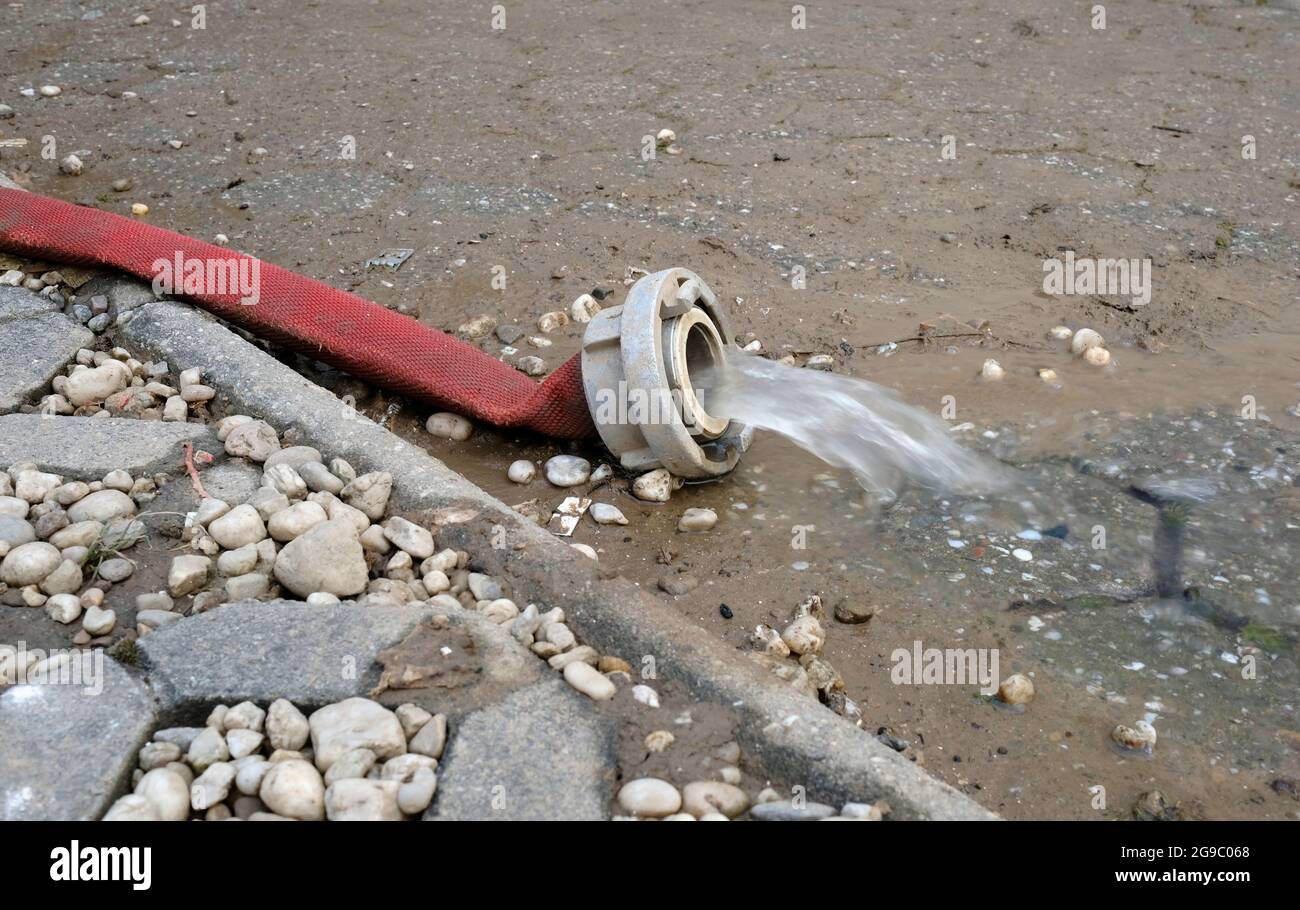 Dégâts d'eau - l'eau est pompée hors d'un sous-sol inondé à Cologne, en  Allemagne, après de fortes chutes de pluie Photo Stock - Alamy