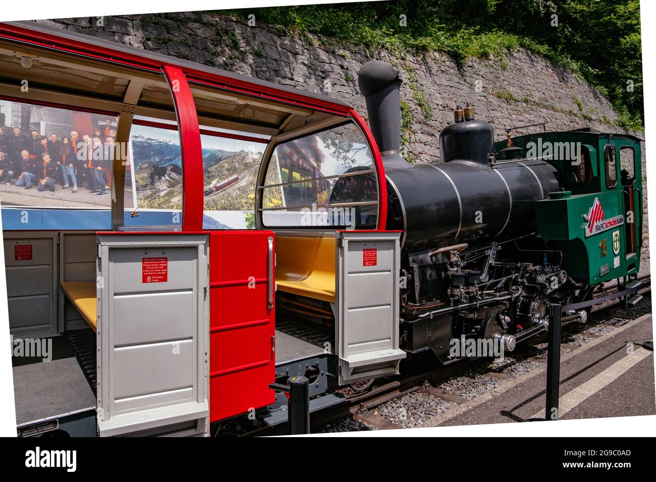 Train de Rothorn à Brienz à la gare - Brienz-Rothorn bahn est un train à crémaillère à voie étroite offrant une vue magnifique sur la montagne en Suisse Banque D'Images