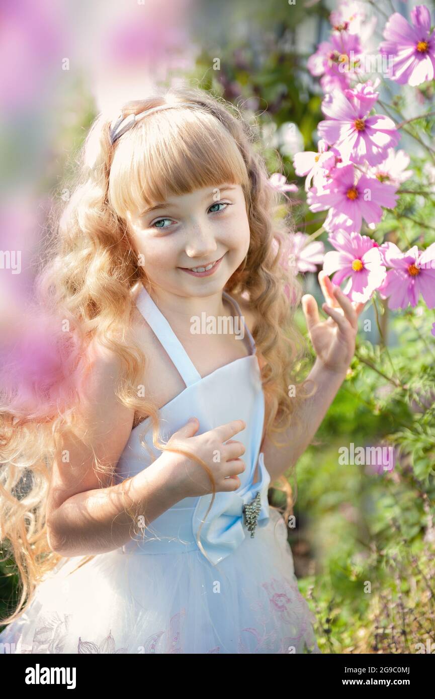 Portrait D Une Petite Fille De 10 Ans Dans Un Jardin De Roses Fleuri Mignon Beau Bebe Mignon S Amuser Avec Des Fleurs Dans Le Parc Lors D Une Belle Journee D Ete H Photo Stock