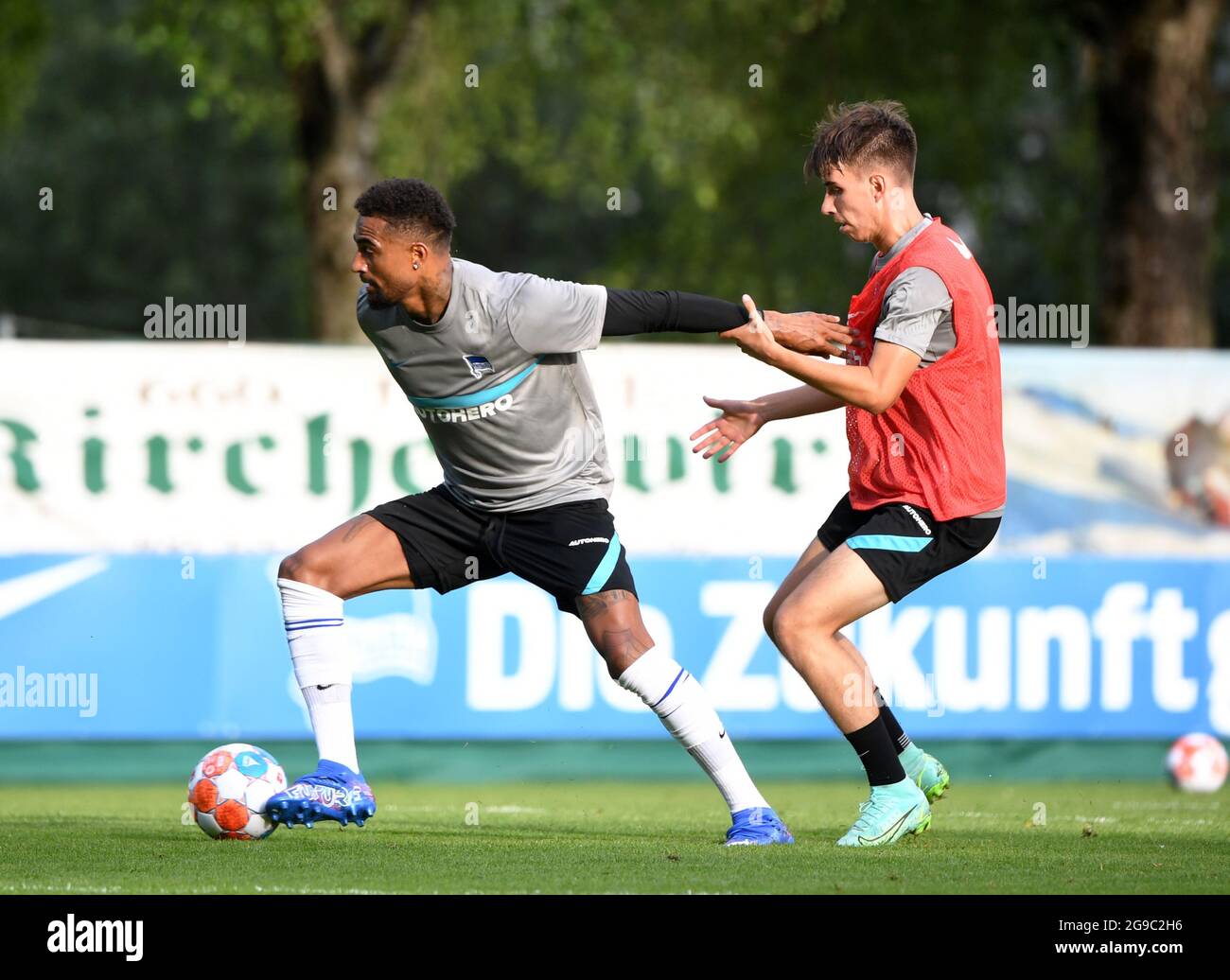 Leogang, Autriche. 25 juillet 2021. Football: Saison Bundesliga 2021/2022, Hertha BSC, camp d'entraînement, 1er jour, à Steinbergstadion. Kevin Prince Boateng (l) arrive au ballon devant Jonas Michelbrink pendant le match d'entraînement. Credit: Matthias Koch/dpa/Alay Live News Banque D'Images