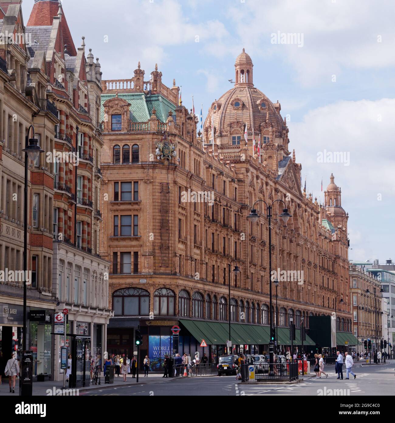 Londres, Grand Londres, Angleterre, 12 juin 2021 : grand magasin Harrods avec son extérieur élégant et son dôme sur le toit sur Brompton Road . Banque D'Images