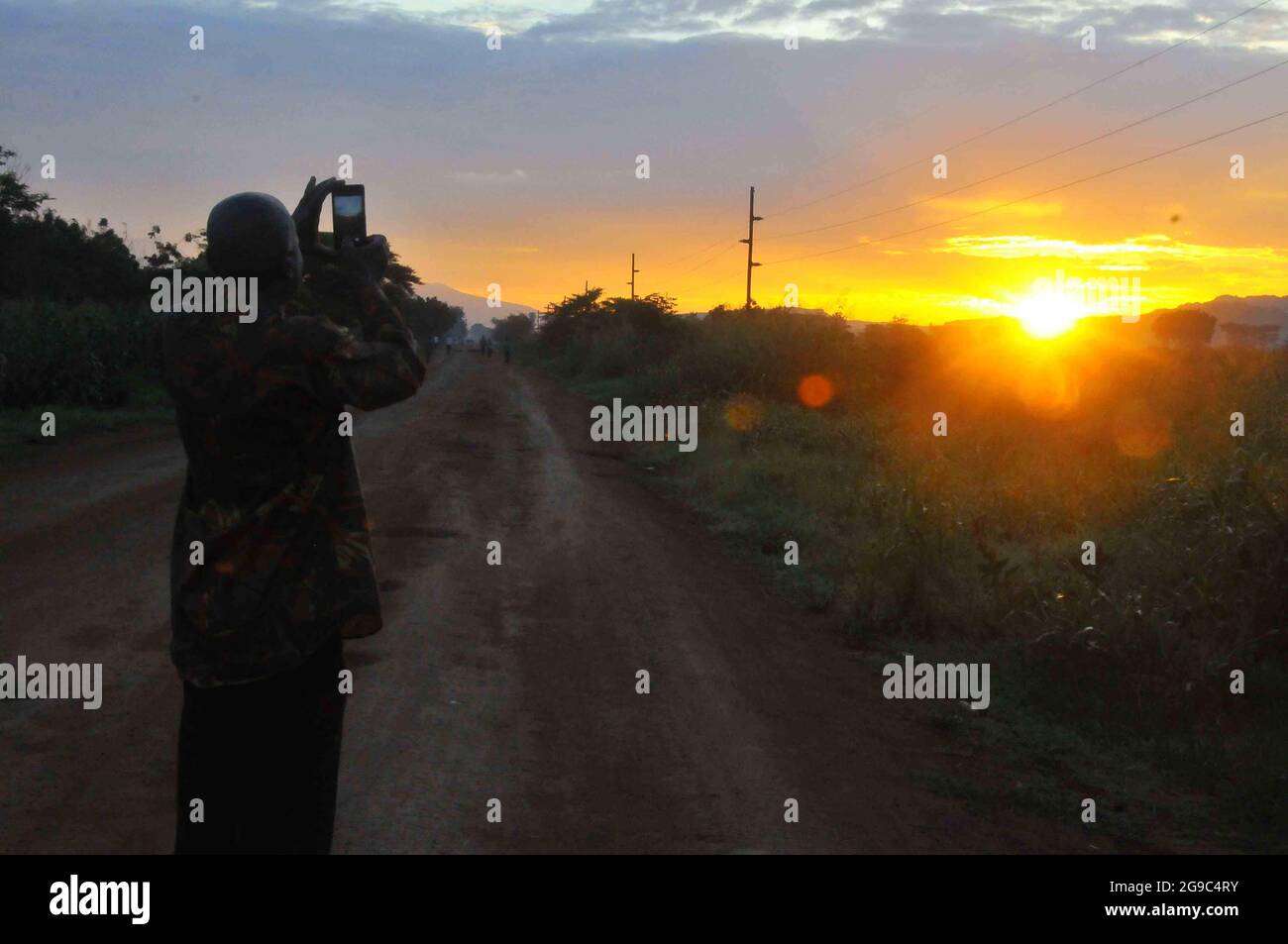 Le soleil se lève dans l'est de l'Ouganda à Mbale City. Le soleil se lève à 7h00 dans cette partie particulière du pays qui borde le Kenya. Ouganda. Banque D'Images