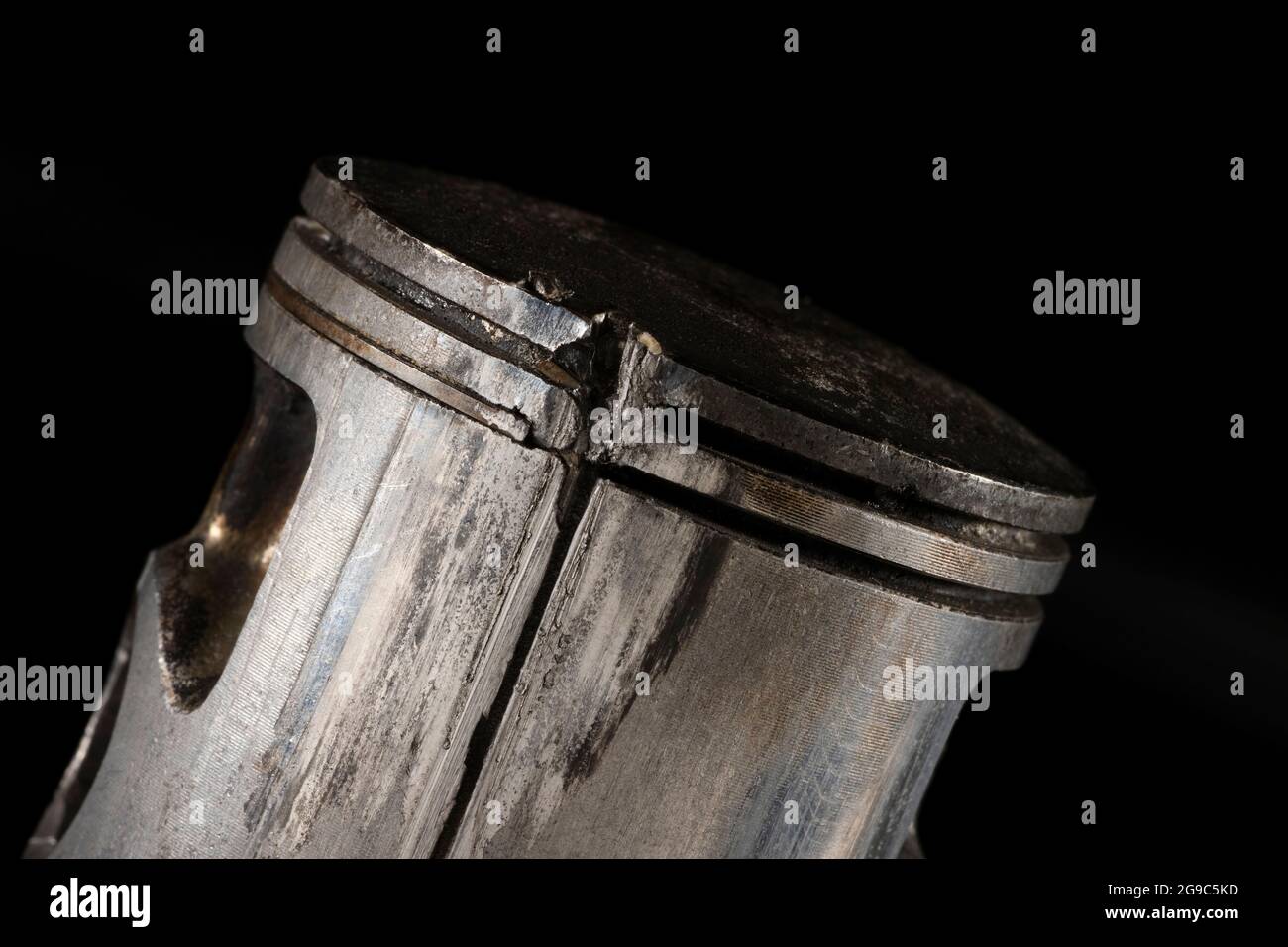 Ancien piston du moteur cassé isolé sur fond noir Photo Stock - Alamy
