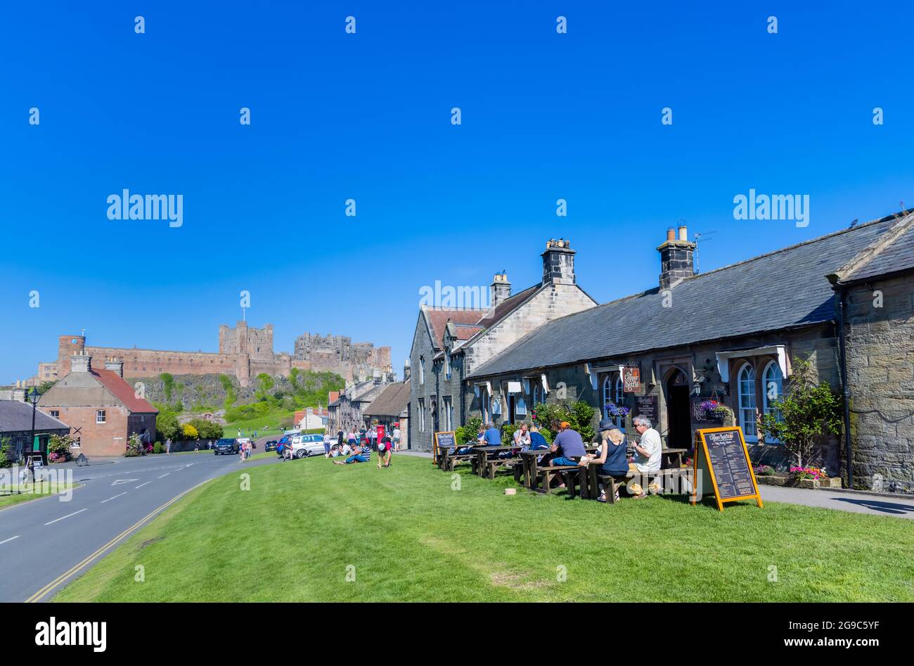 Dînez en plein air aux salons de thé Copper Kettle dans le village de Bamburgh à Northberlandand et au château de Bamburgh sur la côte nord-est de l'Angleterre Banque D'Images