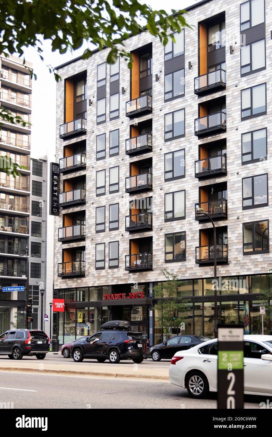 Trader Joe's Grocery store sur Washington Avenue dans le centre-ville de Minneapolis, Minnesota, États-Unis, dans un bâtiment partagé avec des appartements modernes. Banque D'Images