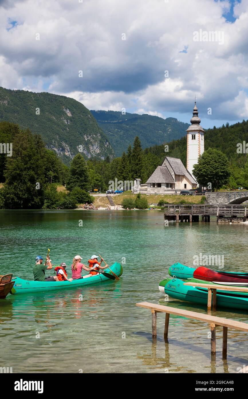 Église Saint-Jean-Baptiste et lac de Bohinj, parc national de Triglav, Slovénie Banque D'Images
