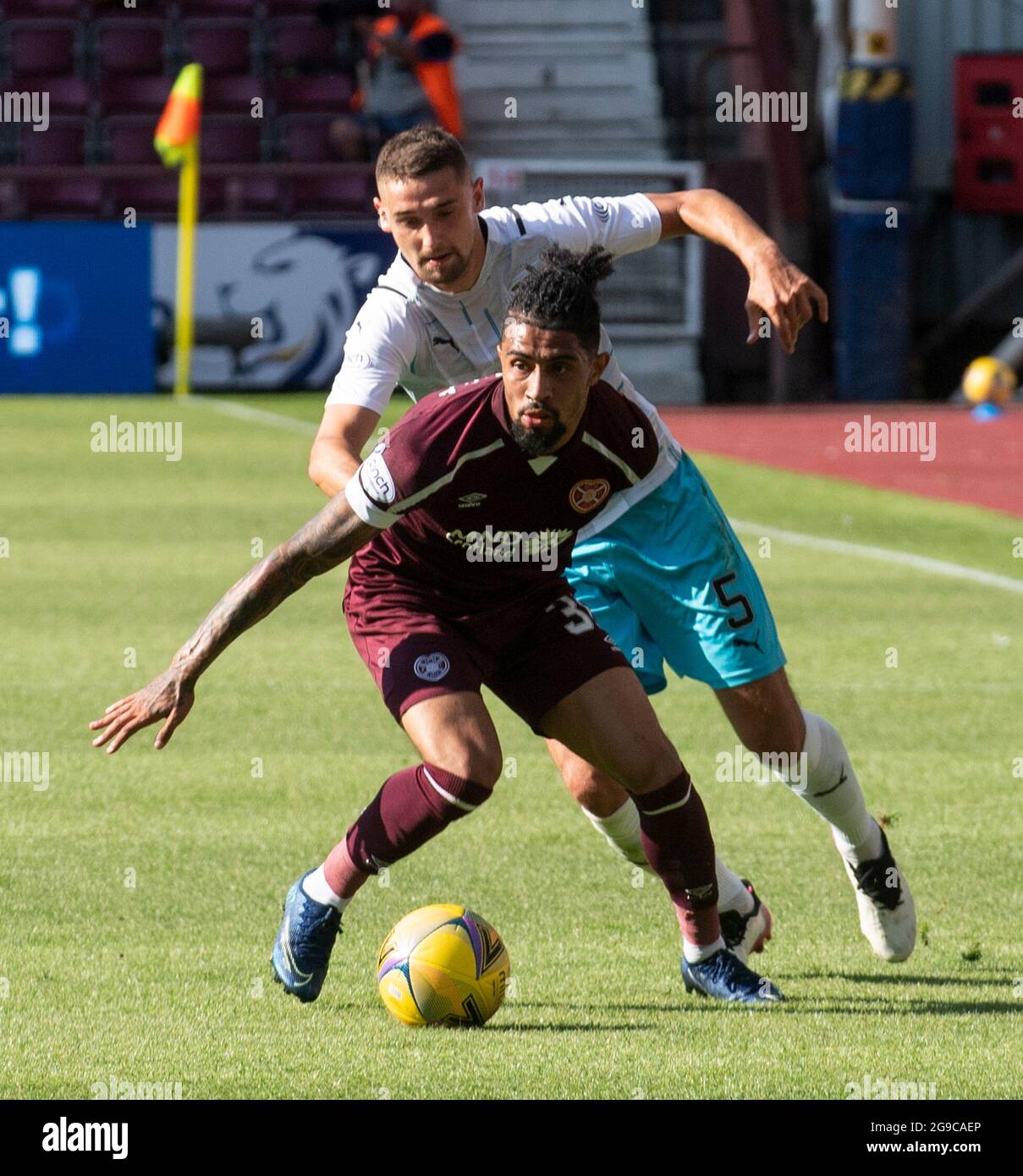 Édimbourg, Royaume-Uni. 25 juillet 2021. Coupe sportive Premier - coeur de Midlothian / Inverness Caledonian Thistle 25/7/2021. Les cœurs accueillent le Thistle Caledonian d'Inverness lors de la coupe Premier Sports au parc tynecastle, à Édimbourg, Midlothian. Pic montre: L'ailier de coeur, Josh Ginnelly, s'éloigne de CaleyÕs Robbie Deas. Crédit : Ian Jacobs/Alay Live News Banque D'Images