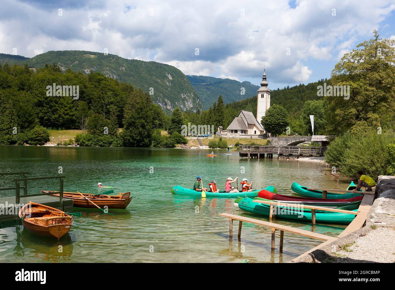 Église Saint-Jean-Baptiste et lac de Bohinj, parc national de Triglav, Slovénie Banque D'Images