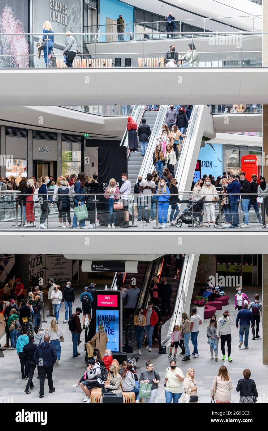 St James Quarter, Édimbourg, Écosse vues générales intérieures et extérieures d'une journée de shopping animée Banque D'Images