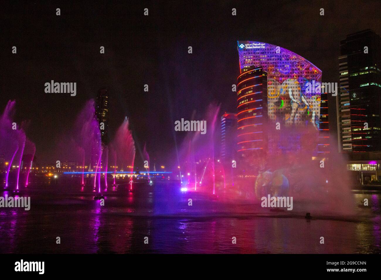 IMAGINE in Dubai Festival City est un spectacle de lumière, de feu d'eau et de magie qui capture l'imagination de chidlren et des adultes. Dubaï, Émirats arabes Unis. Banque D'Images