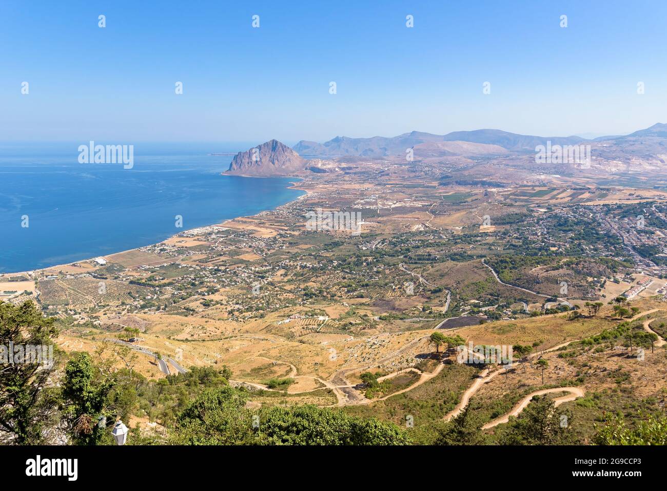 Paysage de la côte sicilienne avec la montagne de Cofano, Sicile occidentale, Italie Banque D'Images