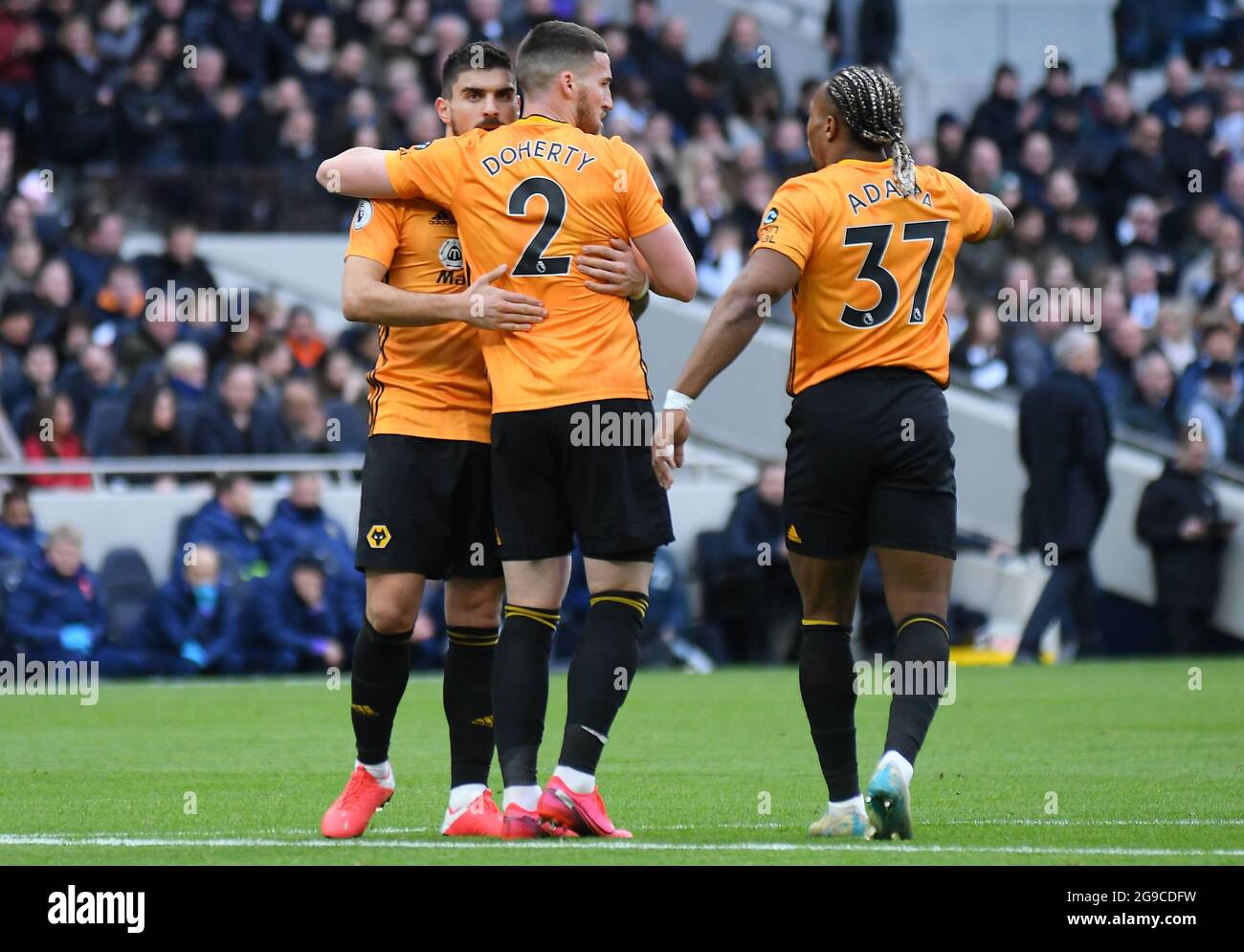 LONDRES, ANGLETERRE - 1er mars 2020 : Ruben Vinagre de Wolverhampton fête avec Matt Doherty et Adama Traore après un but marqué lors du match de la Premier League 2020/21 entre Tottenham Hotspur FC et Wolverhampton FC au Tottenham Hotspur Stadium. Banque D'Images