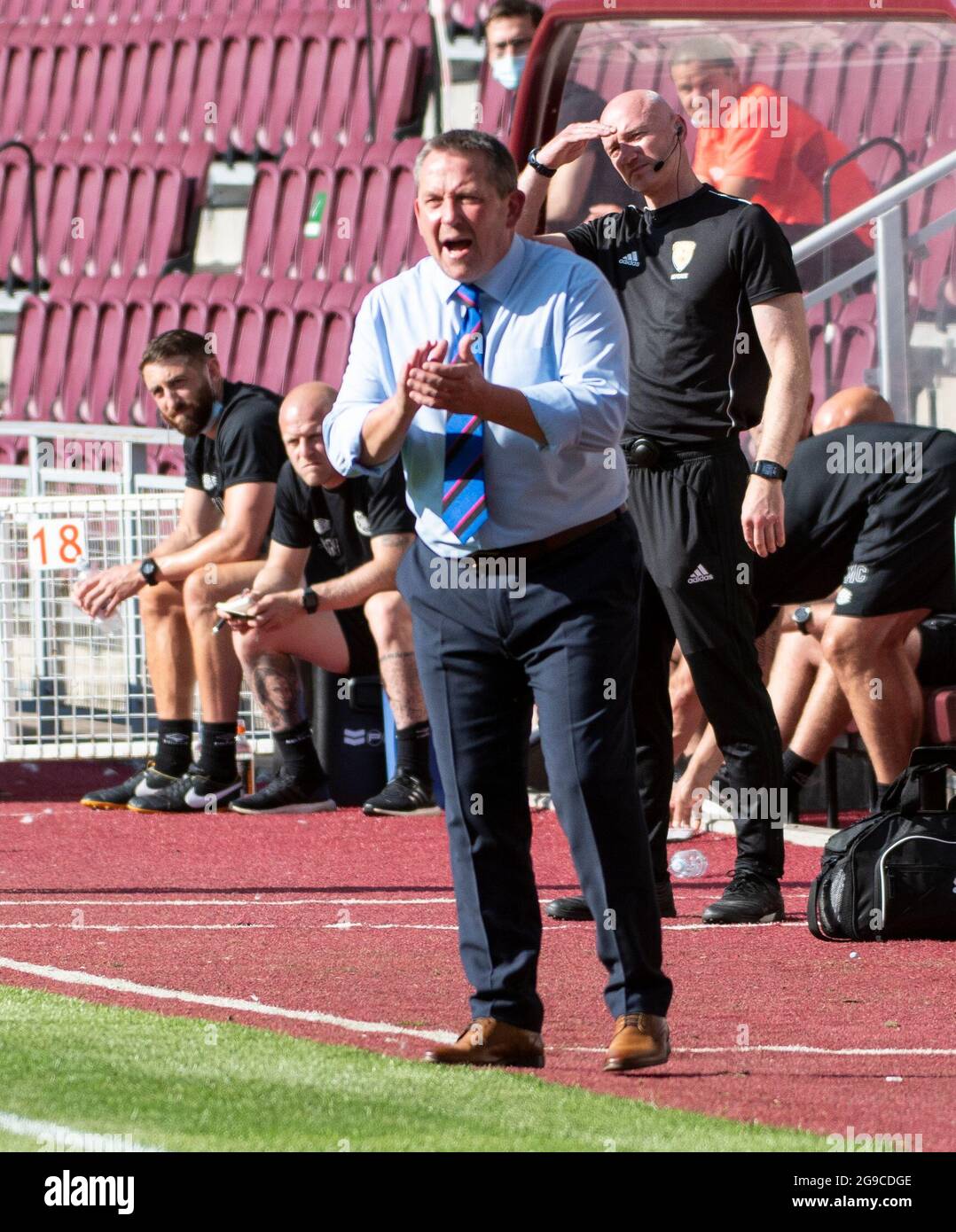 Édimbourg, Royaume-Uni. 25 juillet 2021. Coupe sportive Premier - coeur de Midlothian / Inverness Caledonian Thistle 25/7/2021. Les cœurs accueillent le Thistle Caledonian d'Inverness lors de la coupe Premier Sports au parc tynecastle, à Édimbourg, Midlothian. Pic shows: Le directeur d'Inverness Caley, Billy Dodds, crie les encouragements de ses joueurs de la ligne de contact. Crédit : Ian Jacobs/Alay Live News Banque D'Images