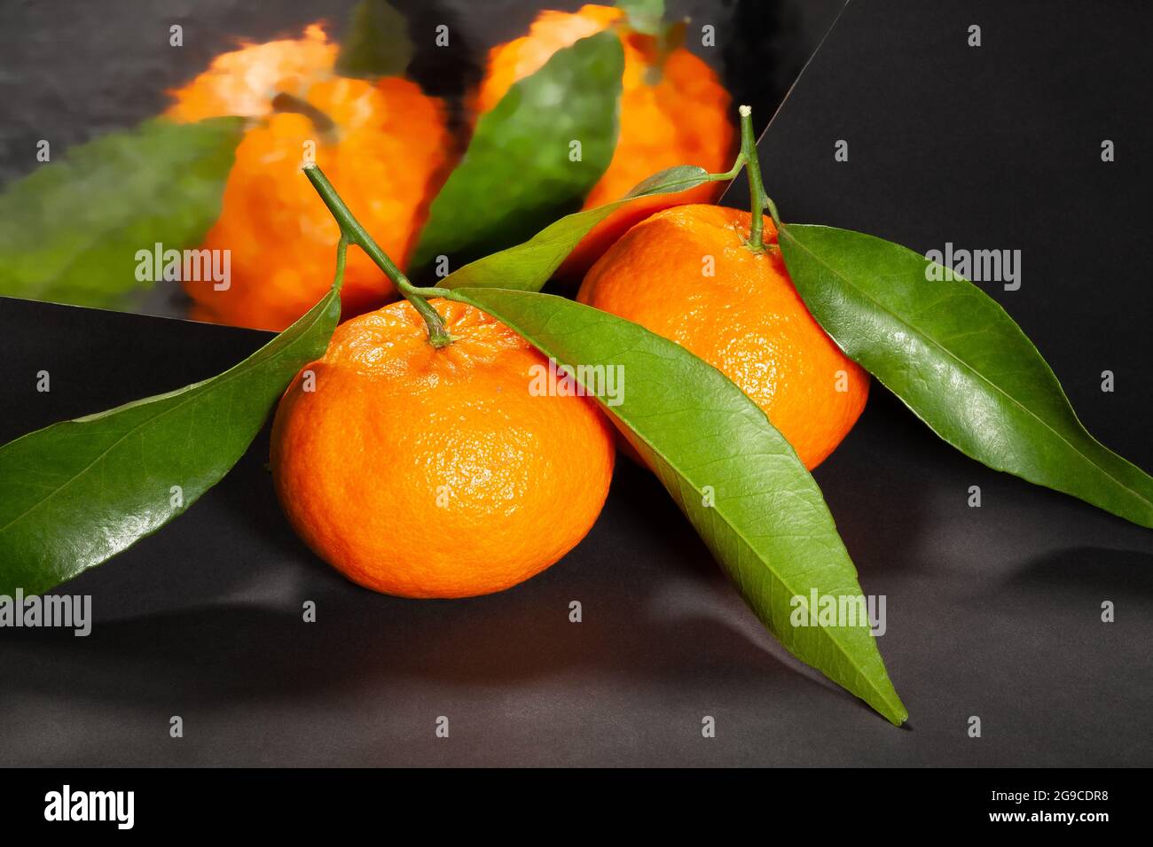 mandarine symétrique sur fond noir Banque D'Images