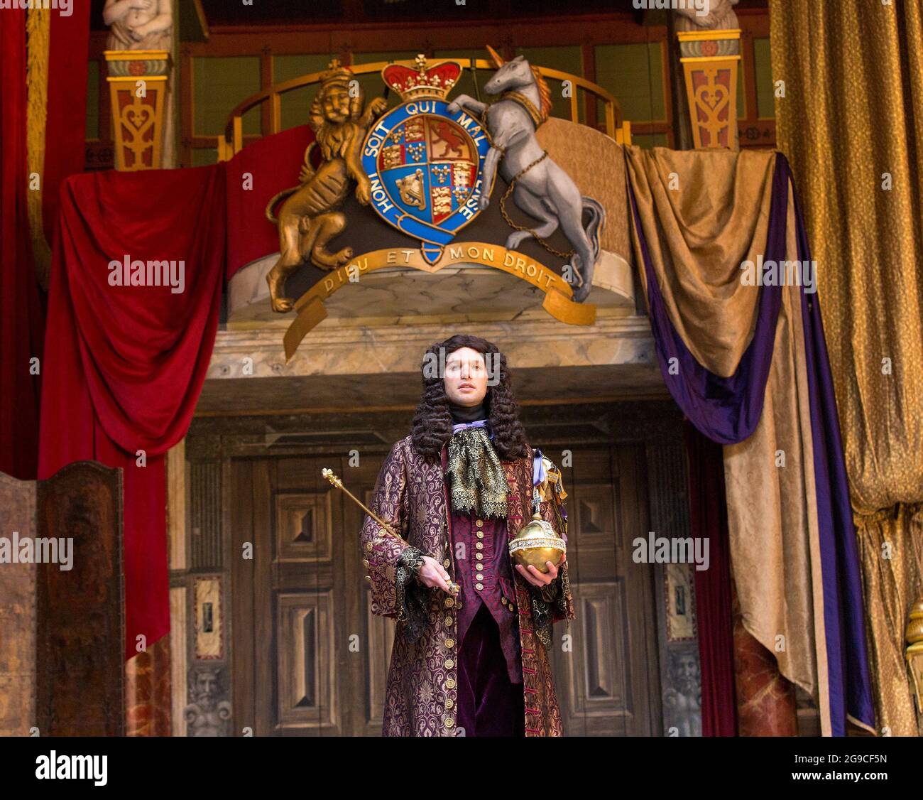 David Sturzaker (roi Charles II) avec Monni le roi Charles spaniel dans NELL GWYNN par Jessica Swale au Globe de Shakespeare, Londres SE1 24/09/2015 conception: Hugh Durrant réalisateur: Christopher Luscombe Banque D'Images