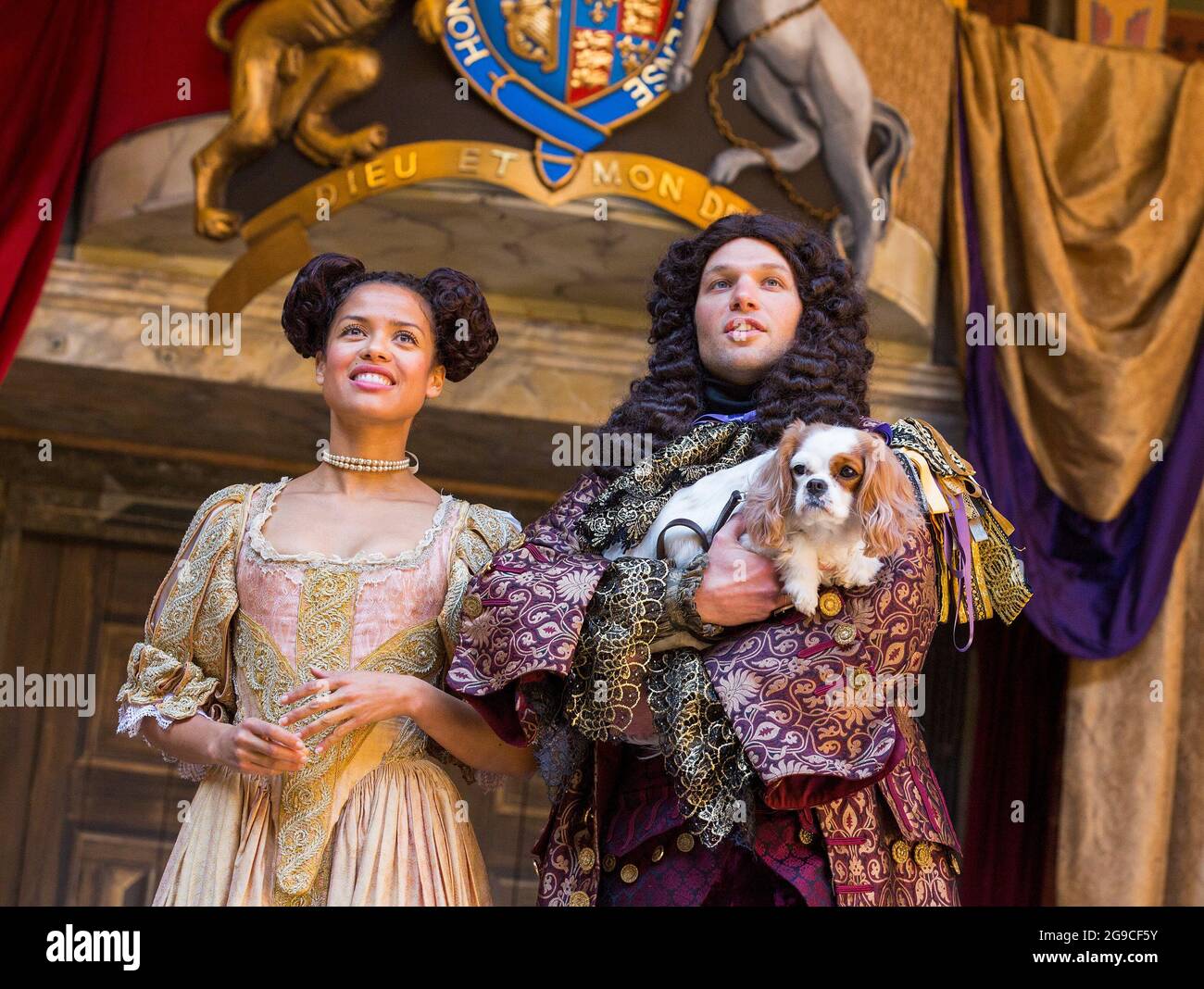 Gugu Mbatha-Raw (Nell Gwynn), David Sturzaker (roi Charles II) avec Monni le roi Charles spaniel dans GWYNN GWYNN par Jessica Swale au Globe de Shakespeare, Londres SE1 24/09/2015 conception: Hugh Durrant réalisateur: Christopher Luscombe Banque D'Images