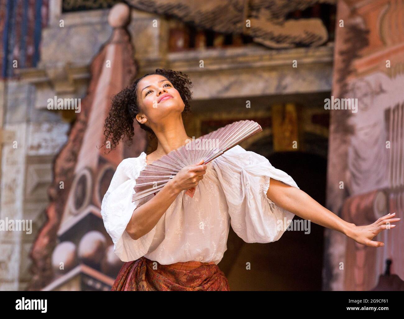 Gugu Mbatha-Raw (Nell Gwynn) dans NELL GWYNN par Jessica Swale au Globe de Shakespeare, Londres SE1 24/09/2015 conception: Hugh Durrant réalisateur: Christopher Luscombe Banque D'Images