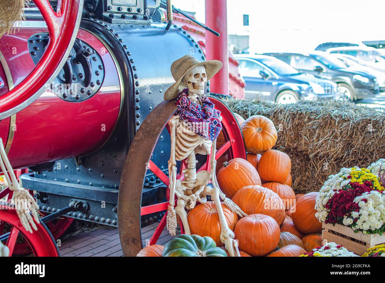 squelette d'halloween. Un squelette porte un chapeau de paille, une décoration d'Halloween. Placer pour le texte Banque D'Images