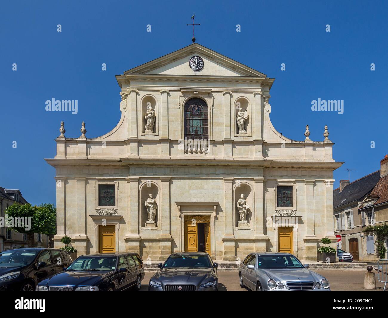 Façade de l'église notre Dame de Richelieu du XVIIe siècle à Richelieu, Indre-et-Loire, France. Banque D'Images