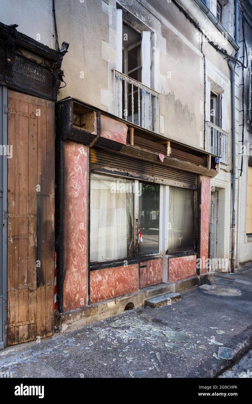 Façade d'une boutique récemment brûlée montrant des dégâts d'incendie - Richelieu, Indre-et-Loire, France. Banque D'Images